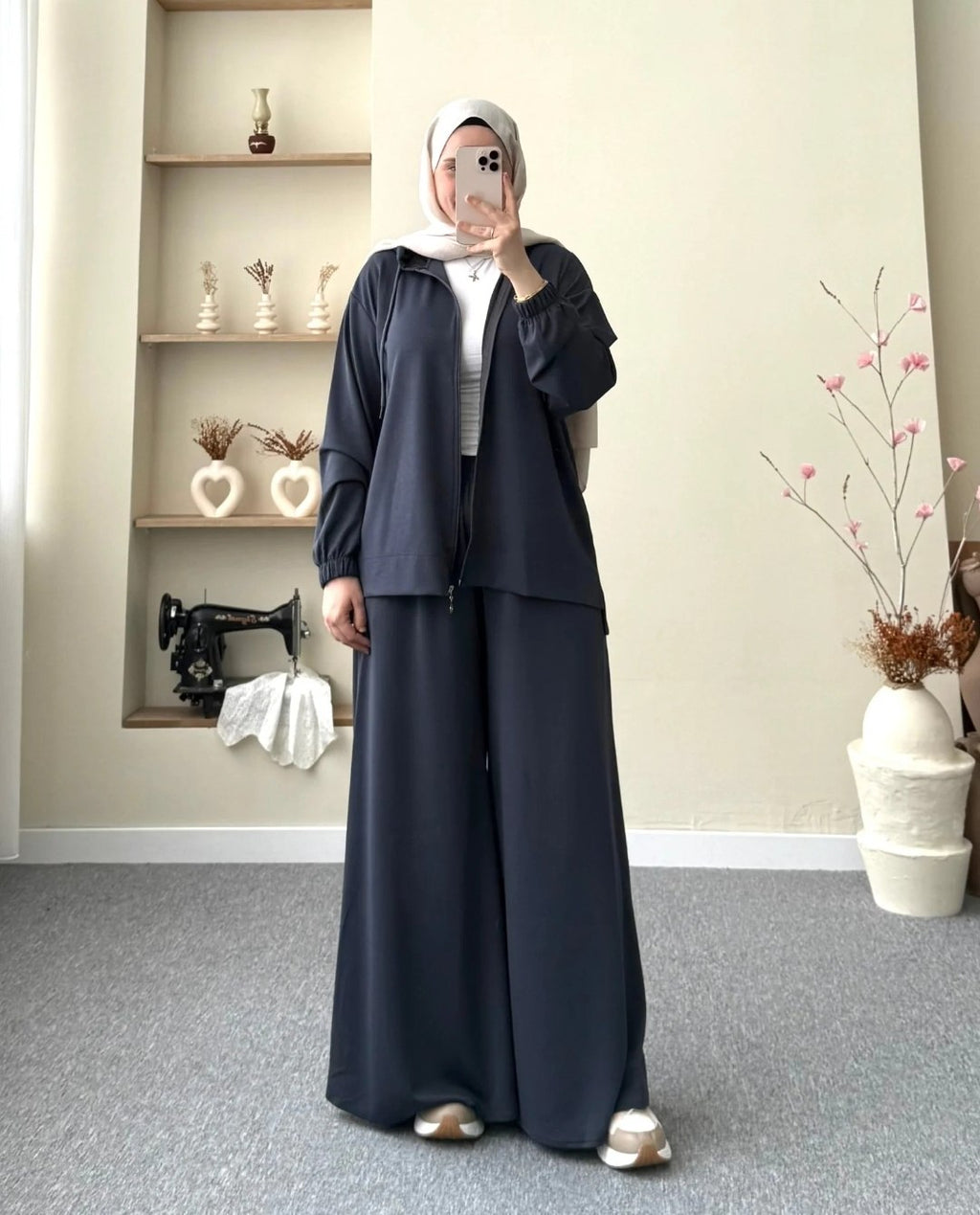 The Elara Flow Set - Dark grey full length mirror selfie