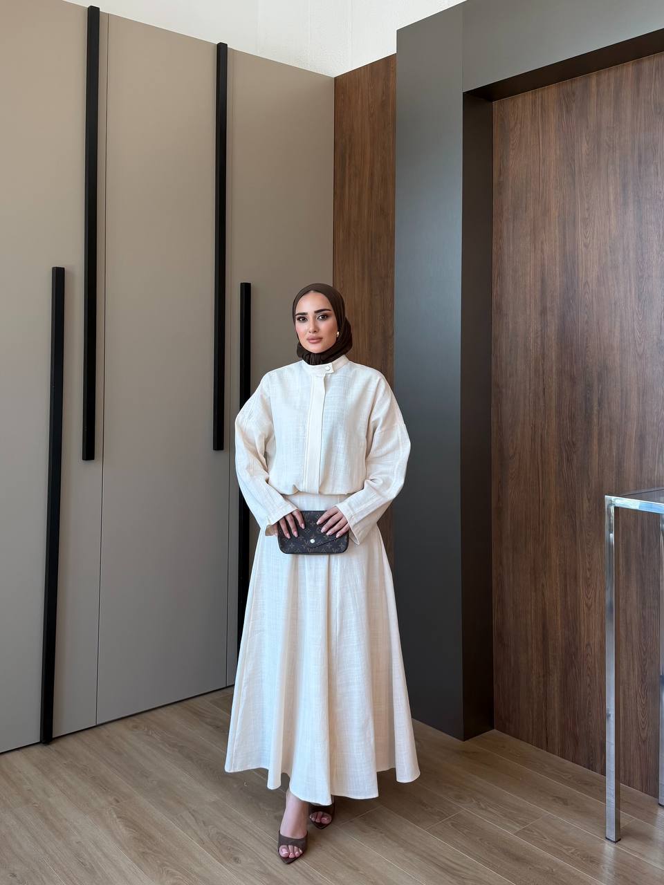 The Vienne Set - Off-white side pose