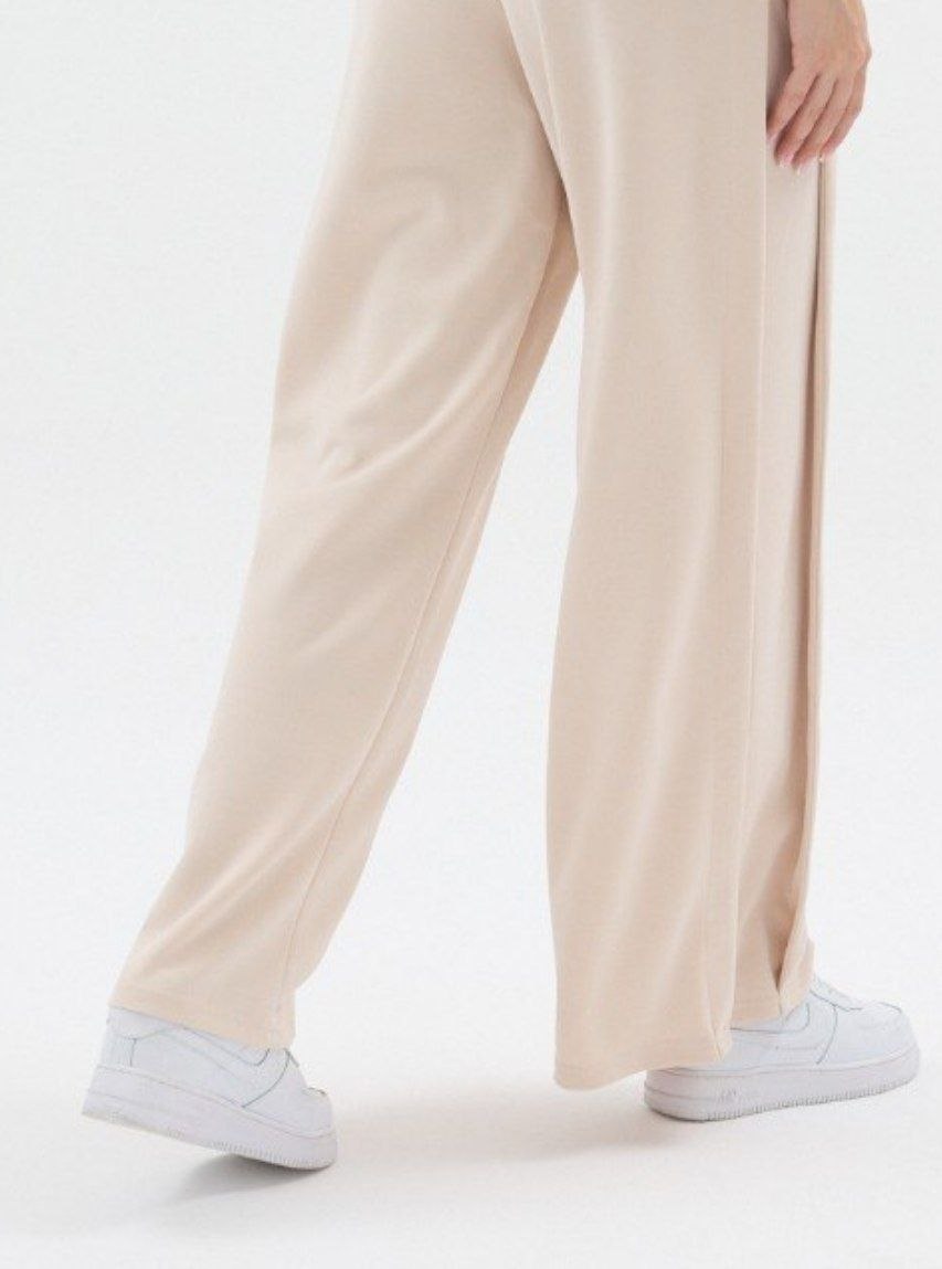 Side-Pleat Fluid Wide Pants - Beige detail close-up