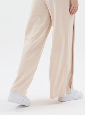 Side-Pleat Fluid Wide Pants - Beige detail close-up