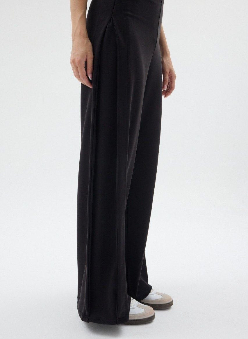 Side-Pleat Fluid Wide Pants - Black detail close-up