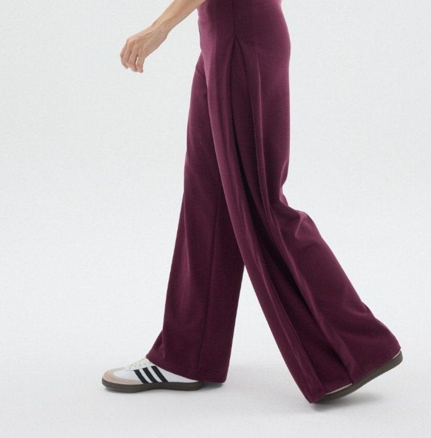 Side-Pleat Fluid Wide Pants - Burgundy walking detail