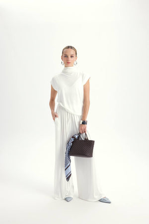 Amélie Flow Set - White studio three-quarter pose with bag and scarf