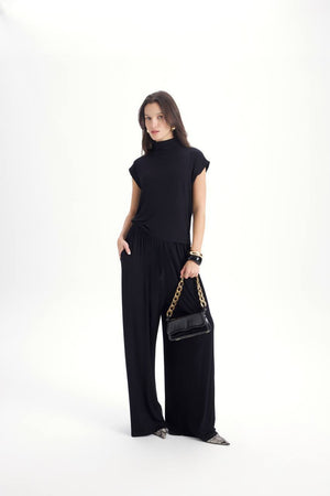 Amélie Flow Set - Black studio three-quarter pose with chain bag