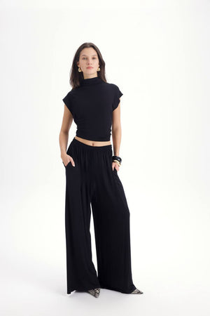 Amélie Flow Set - Black studio front full length with chain bag