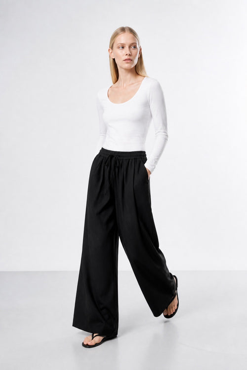 Drawstring Pleated Wide Pants - Black model full length